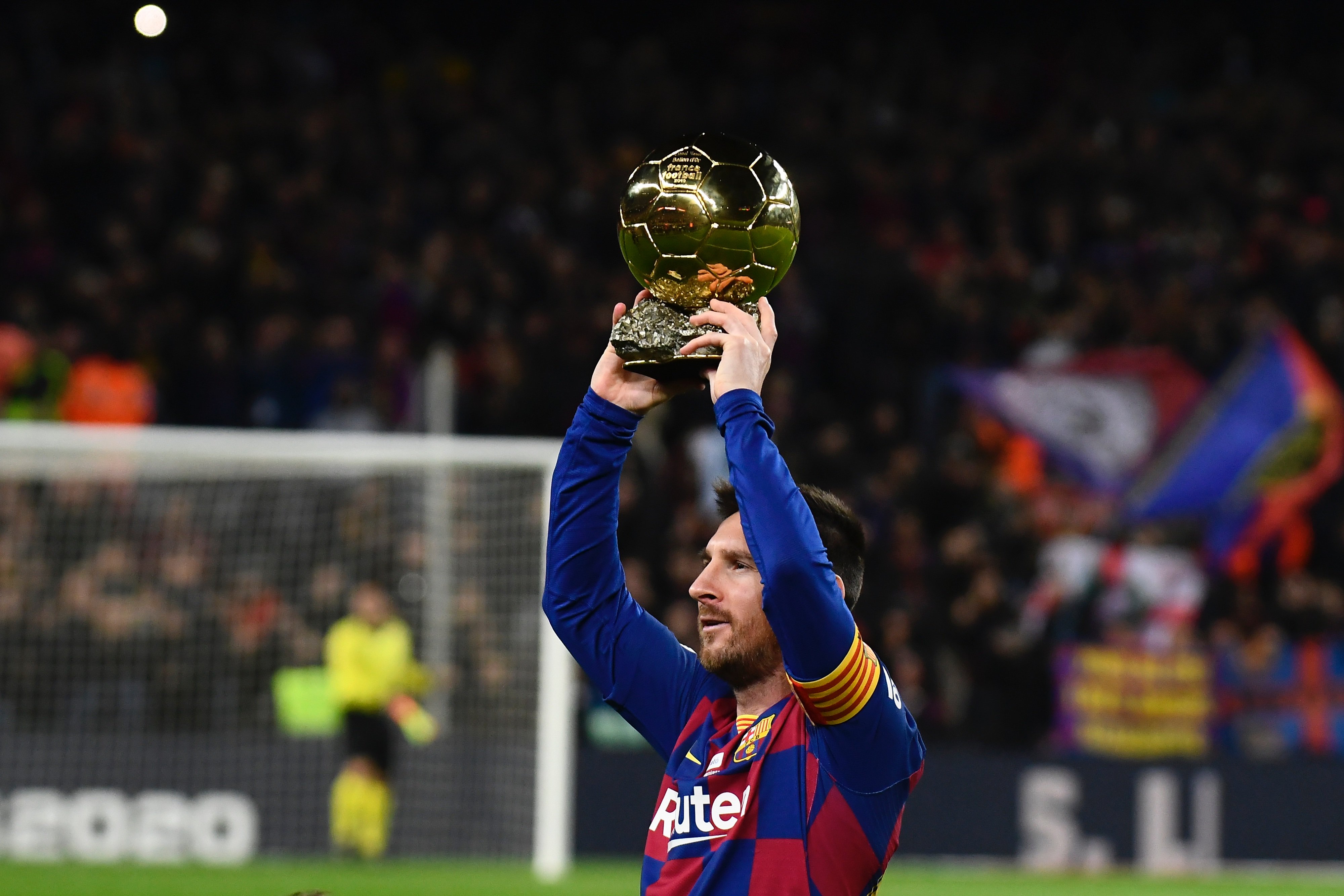 福登调侃小球迷：要这么多签名是不要拿去卖，赚了钱分我一半（福登打趣小球迷：签这么多别拿去卖，赚了记得分我一半）