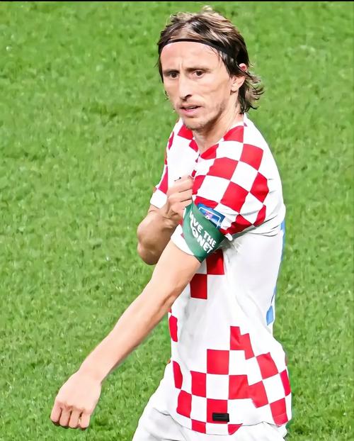 皇社81岁股东：扬赫尔还没我健壮；4000多万就买仨看医务室的（皇社81岁股东炮轰：我比扬赫尔还结实，砸四千余万只买来三名医务室常客）