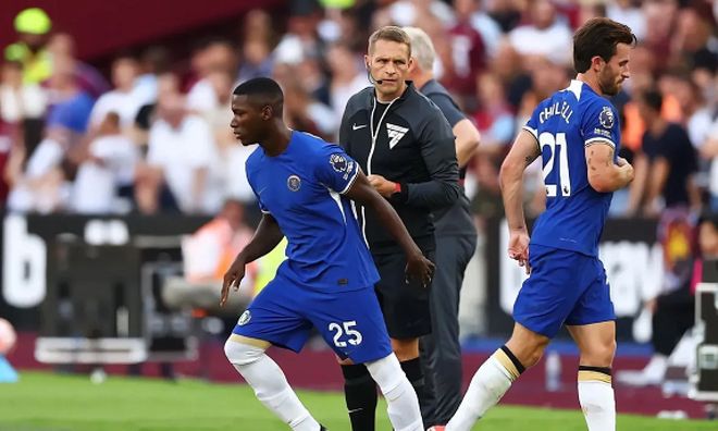 前意甲裁判谈DV9点球被吹：他和防守球员互有拉扯，都不犯规（前意甲名哨评DV9点球被判无效：与后卫相互拉拽，双方动作均不构成犯规）